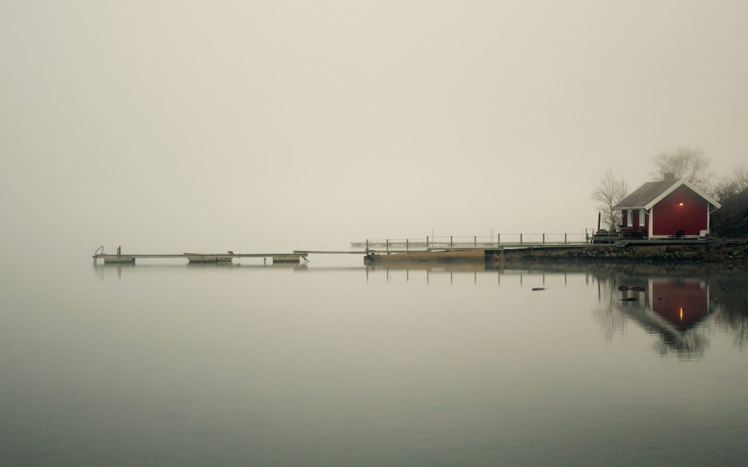 La comunicación a un tercero de la inclusión de una persona en una lista de iniciados como información privilegiada