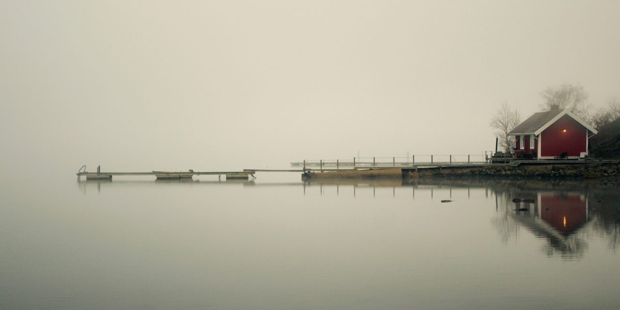 La comunicación a un tercero de la inclusión de una persona en una lista de iniciados como información privilegiada