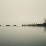 La comunicación a un tercero de la inclusión de una persona en una lista de iniciados como información privilegiada