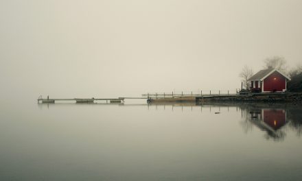 La comunicación a un tercero de la inclusión de una persona en una lista de iniciados como información privilegiada