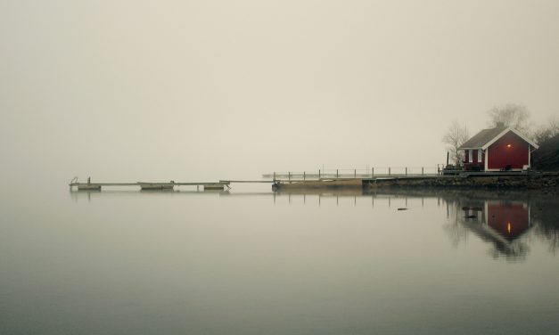 La comunicación a un tercero de la inclusión de una persona en una lista de iniciados como información privilegiada